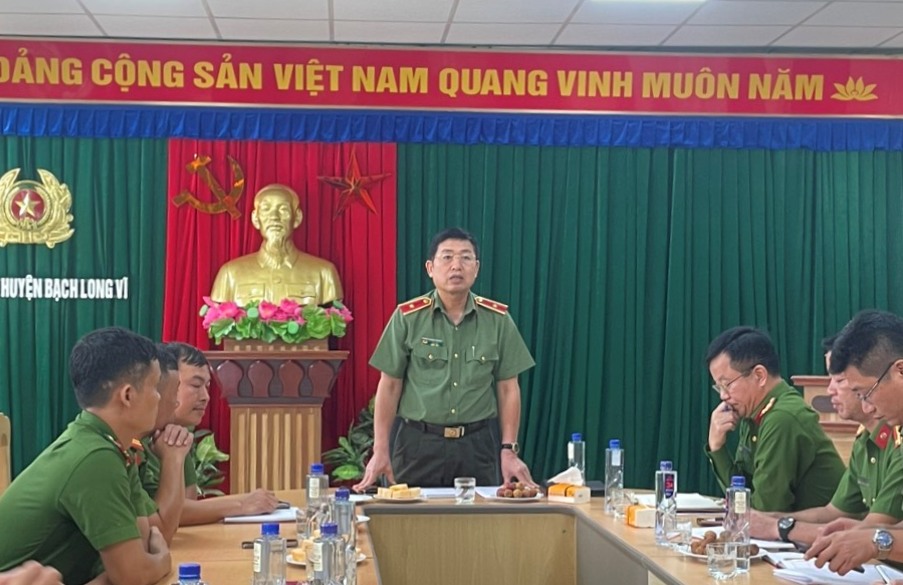 Giám đốc Công an thành phố làm việc với Công an huyện Bạch Long Vĩ